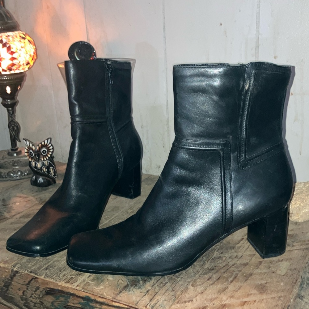 Women’s Nine West 8.5 black ankle boots missing piece under the heel of one.